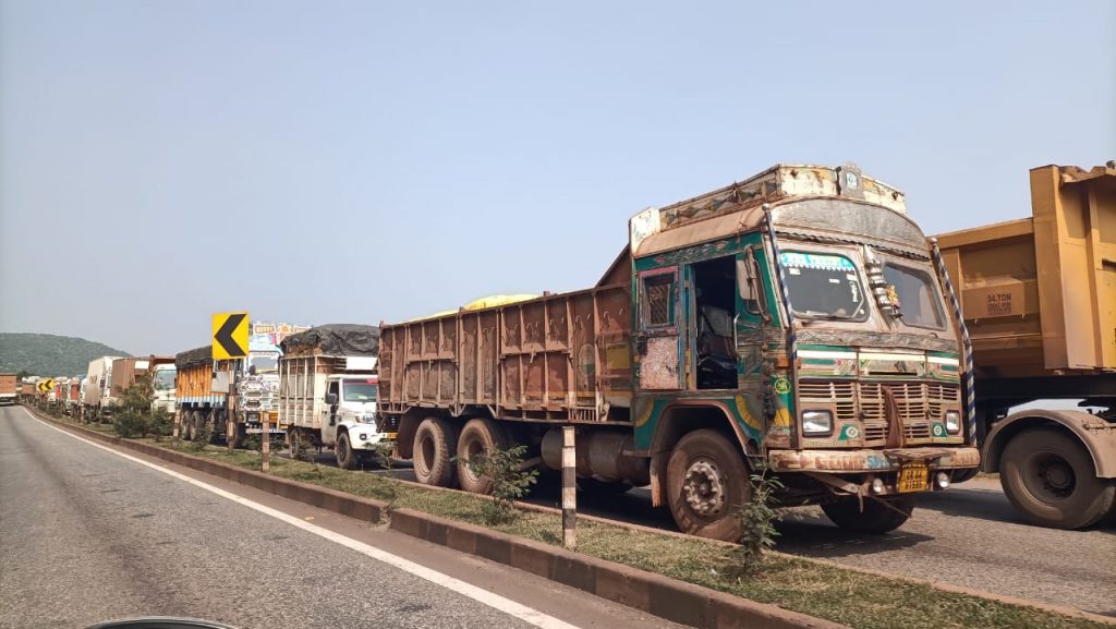 Illegal parking - Narrow road, illegal parking cause frequent accidents near Judia Ghat