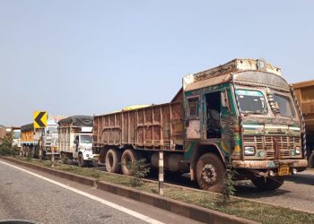 Illegal parking - Narrow road, illegal parking cause frequent accidents near Judia Ghat