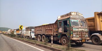 Illegal parking - Narrow road, illegal parking cause frequent accidents near Judia Ghat