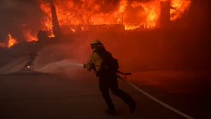 California wildfires claim 5 lives, damage 1,100 buildings