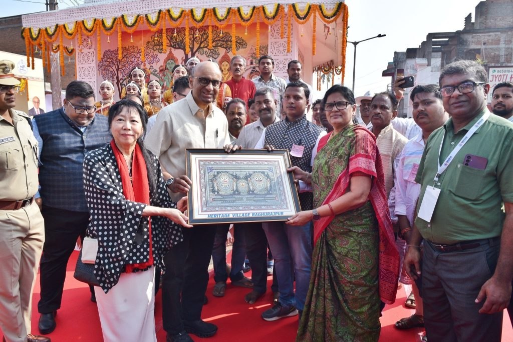 Singapore President visits Konark temple, artists' village in Odisha's Puri