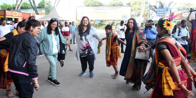 Ahead of the PBD convention, arriving Pravasi Bharatiyas dance with Sambalpuri dancers welcoming them at Bhubaneswar airport