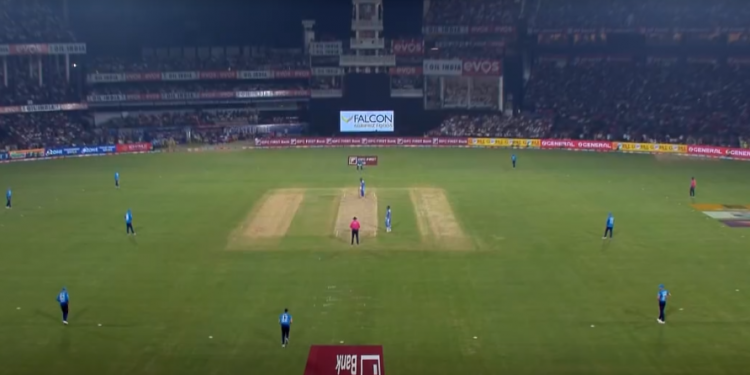 Play resumes after brief halt due to floodlight failure at Barabati Stadium in Cuttack