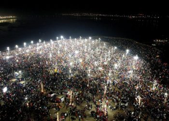 Devotees rush to Sangam for Maha Kumbh's final 'snan' on Mahashivratri