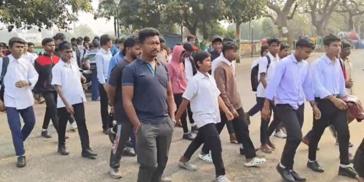 Over 100 tribal students on night-long protest march to draw attention to their misery in Mayurbhanj