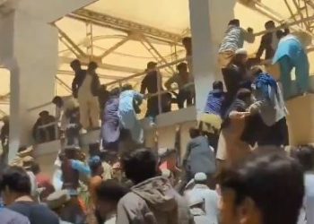 Pakistanis climb wall, to enter stadium; trolled mercilessly