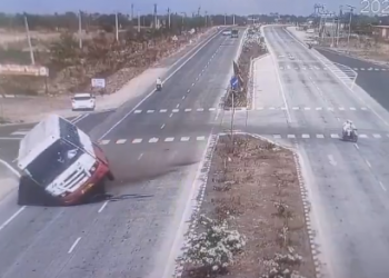 Highway viral video: Biker’s recklessness leads to bus toppling, flees without a care!