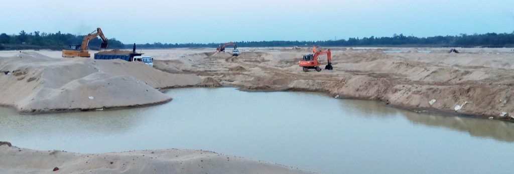 Sand smuggling by Bengal mafia continues unabated